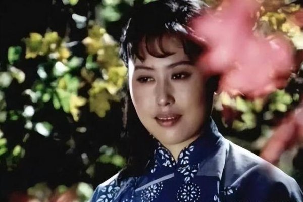 上上通 18岁闪婚遇渣男，事业开挂拿金奖，斯琴高娃如今咋样了？